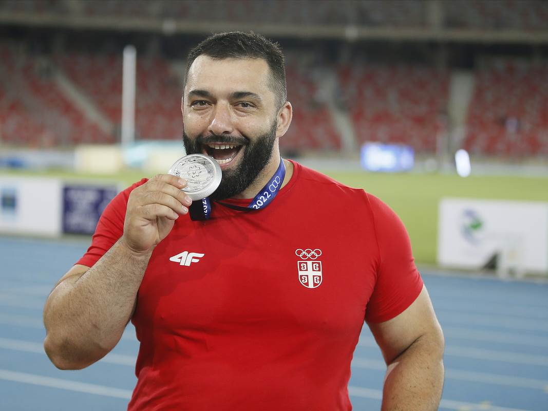  Atletičar iz Srbije golim rukama pomjerio automobil (VIDEO) 