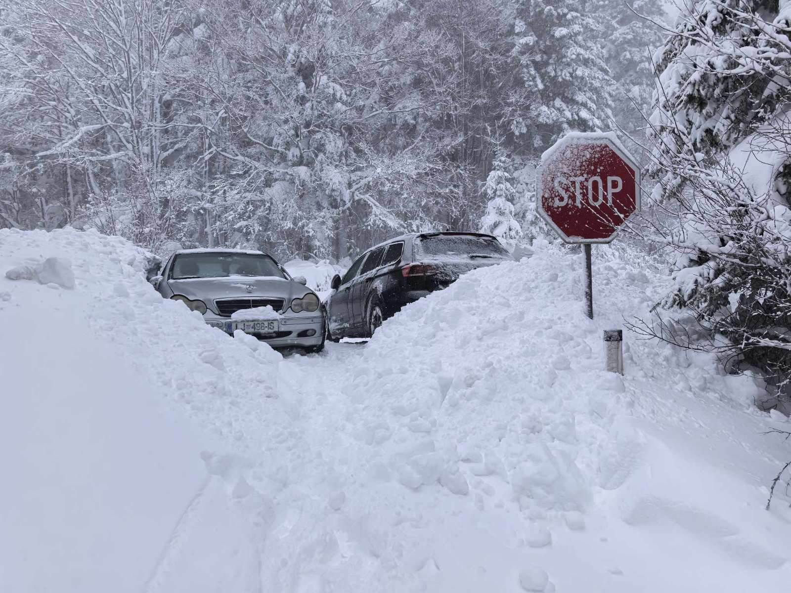  Spašena kolona kod Drvara, put i dalje neprohodan (FOTO) 