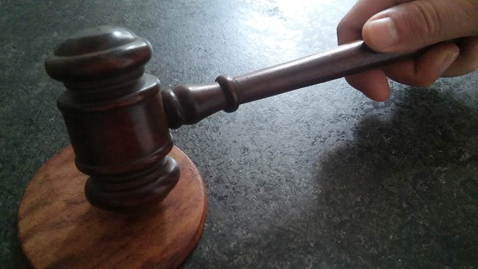  Pucao u prolaznika misleći da mu je provalnik, pa ga ostavio da iskrvari bez pomoći 