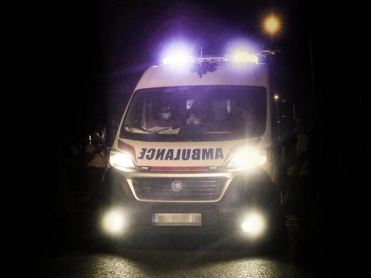 Muškarac obučen u Deda Mraza pao sa trećeg sprata zgrade naočigled djece Muškarac obučen u Deda Mraza pao sa trećeg sprata zgrade naočigled djece