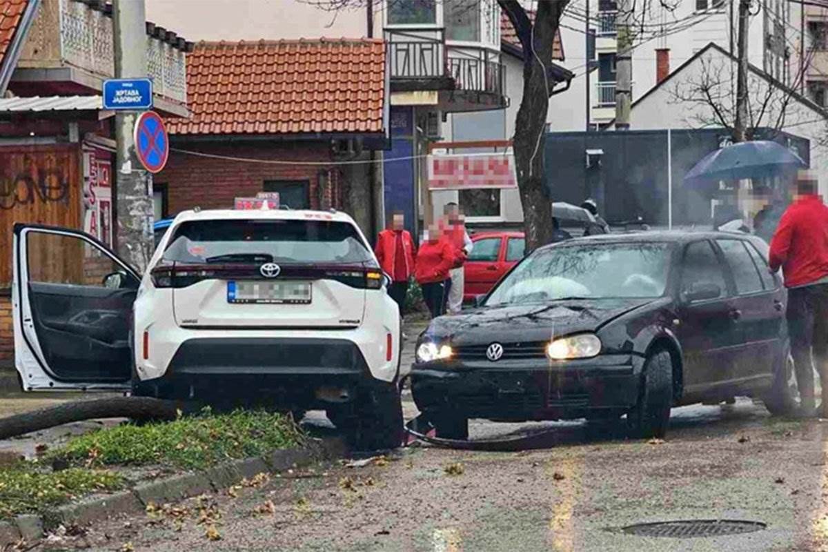  Sudar "golfa" i taksija u Bijeljini, oboreno stablo 