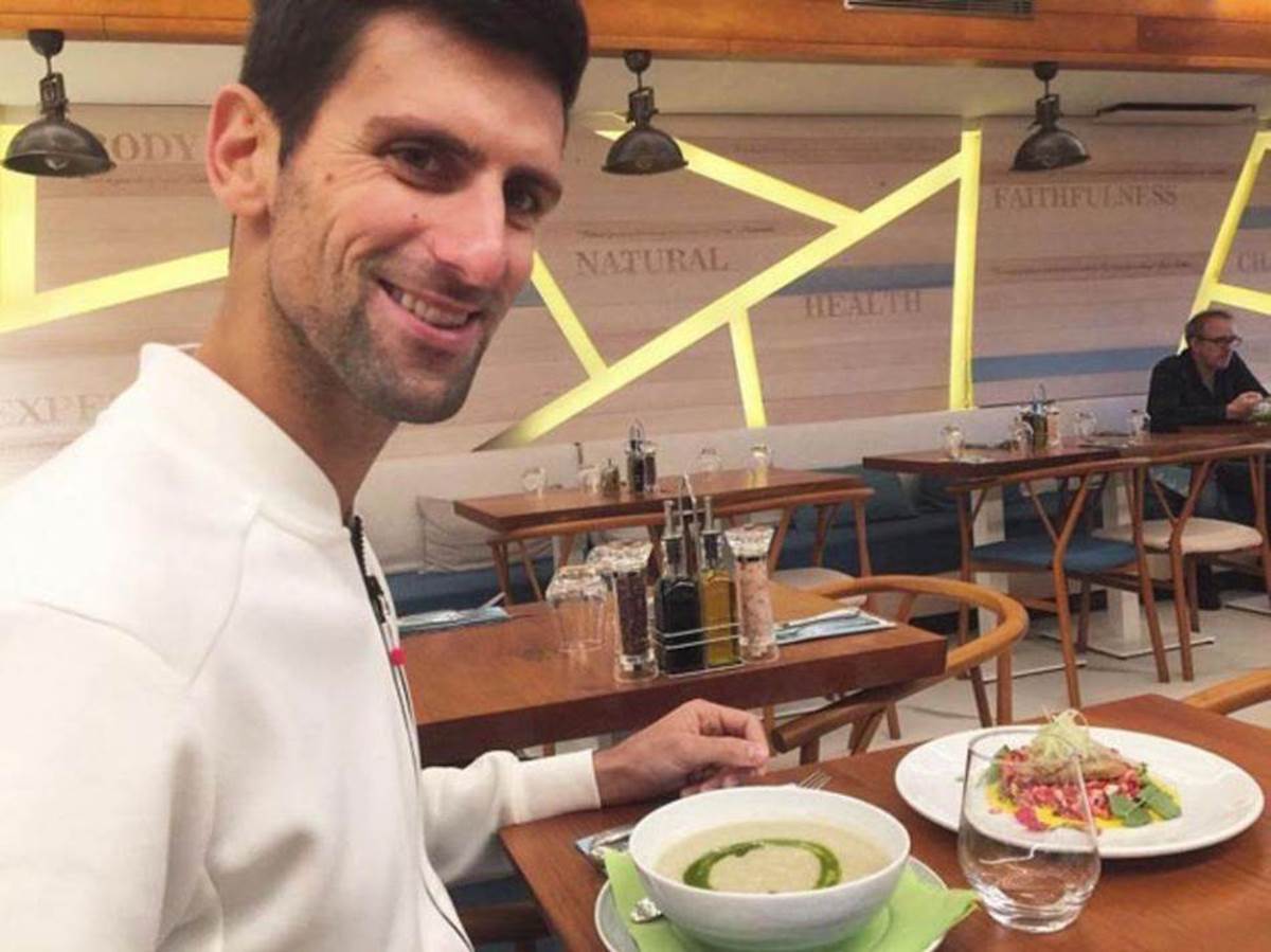  novak djokovic detaljno propituje konobara u restoranu 