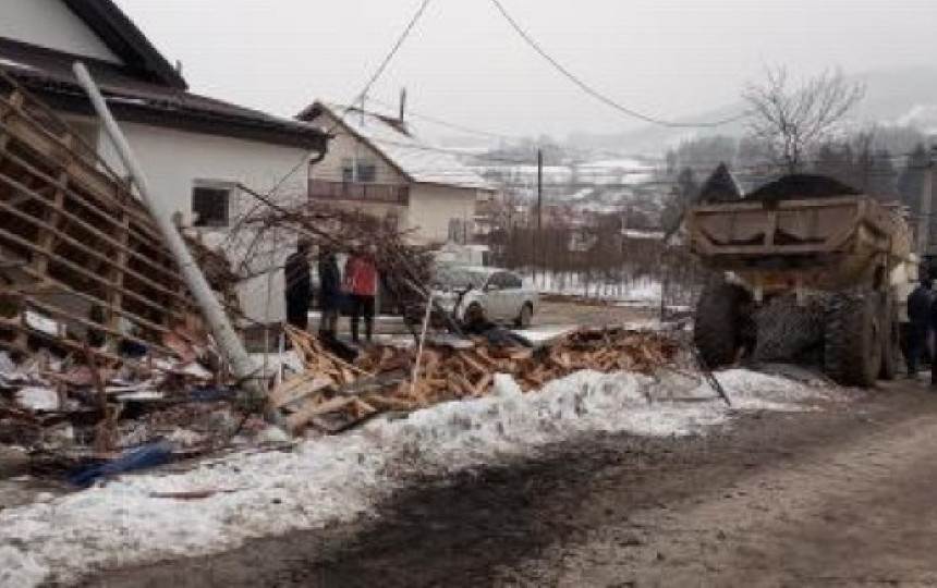 Haos u Maslovarama: Kamion sa ugljem uništio dvorišta Haos u Maslovarama: Kamion sa ugljem uništio dvorišta