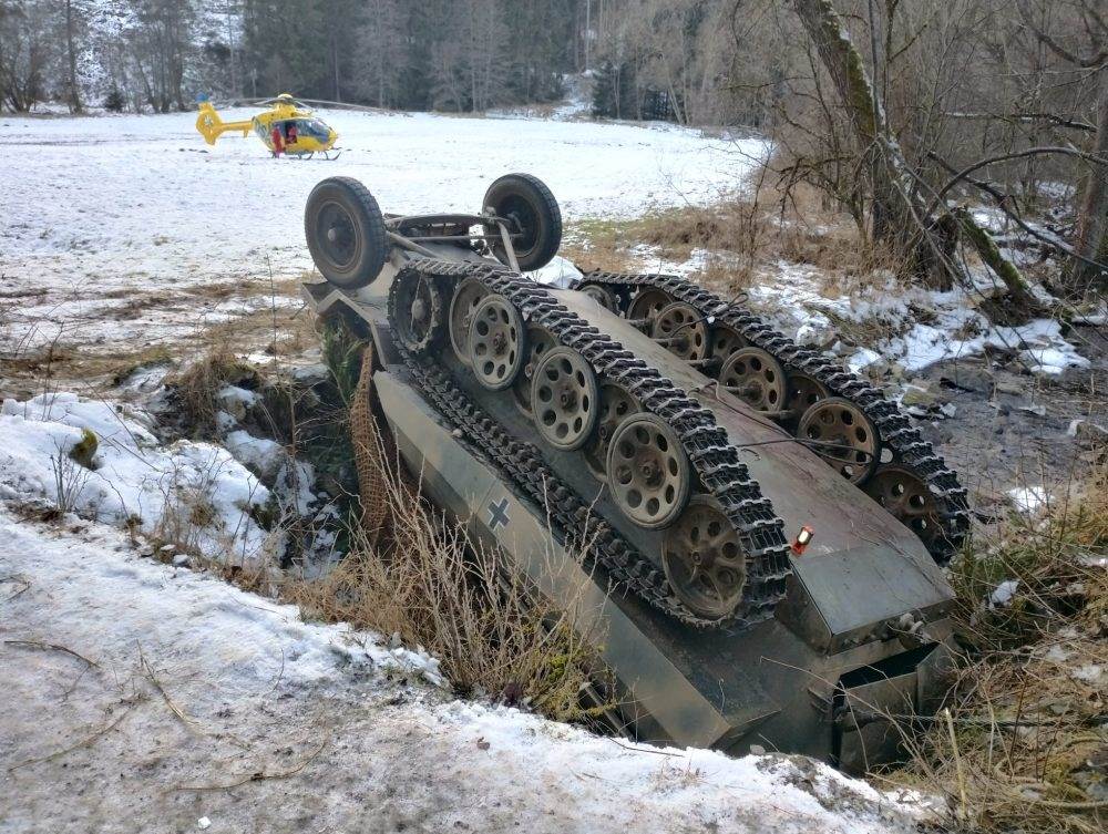 Češka: Prevrnuo se oklopni transporter, dvoje poginulih Češka: Prevrnuo se oklopni transporter, dvoje poginulih