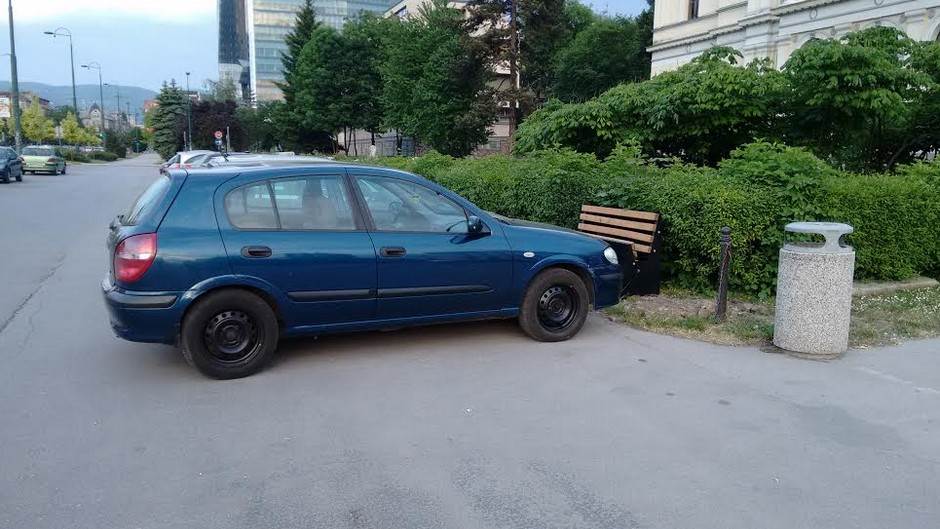  Sarajevo: Sjediš na klupi, parkiraju ti se u krilo 