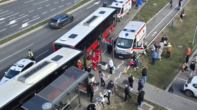 Sudar dva gradska autobusa na Novom Beogradu Sudar dva gradska autobusa na Novom Beogradu