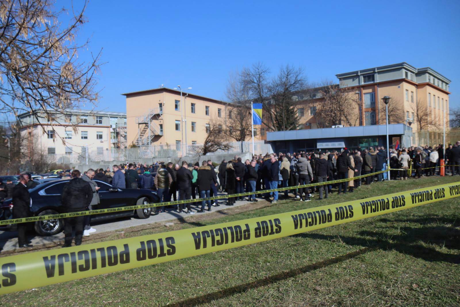  Jake policijske snage osiguravaju Sud BiH: Dodik došao na suđenje, građani i zvaničnici mu pružili podršku 