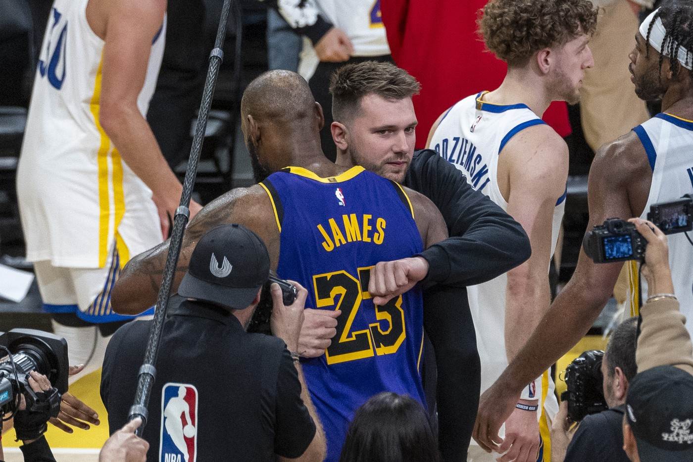 Lebron Džejms 42 poena dao tri trojke za 48 sekundi Lebron Džejms 42 poena dao tri trojke za 48 sekundi