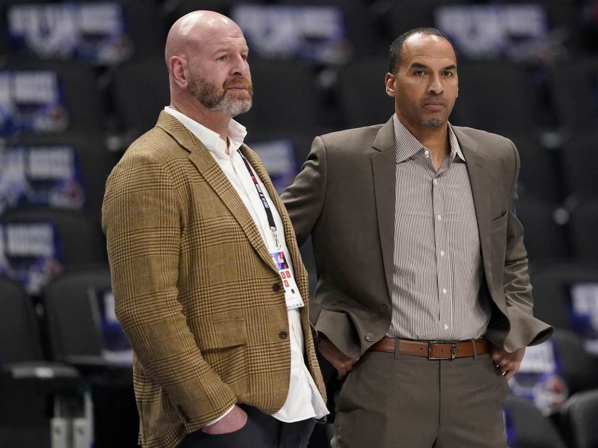  Niko Herison i Rob Pelinka snimljeni dok su dogovarali trejd 