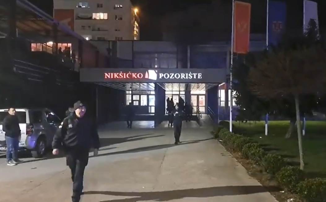 Tuča navijača Zvezde i Partizana u Nikšiću VIDEO Tuča navijača Zvezde i Partizana u Nikšiću VIDEO