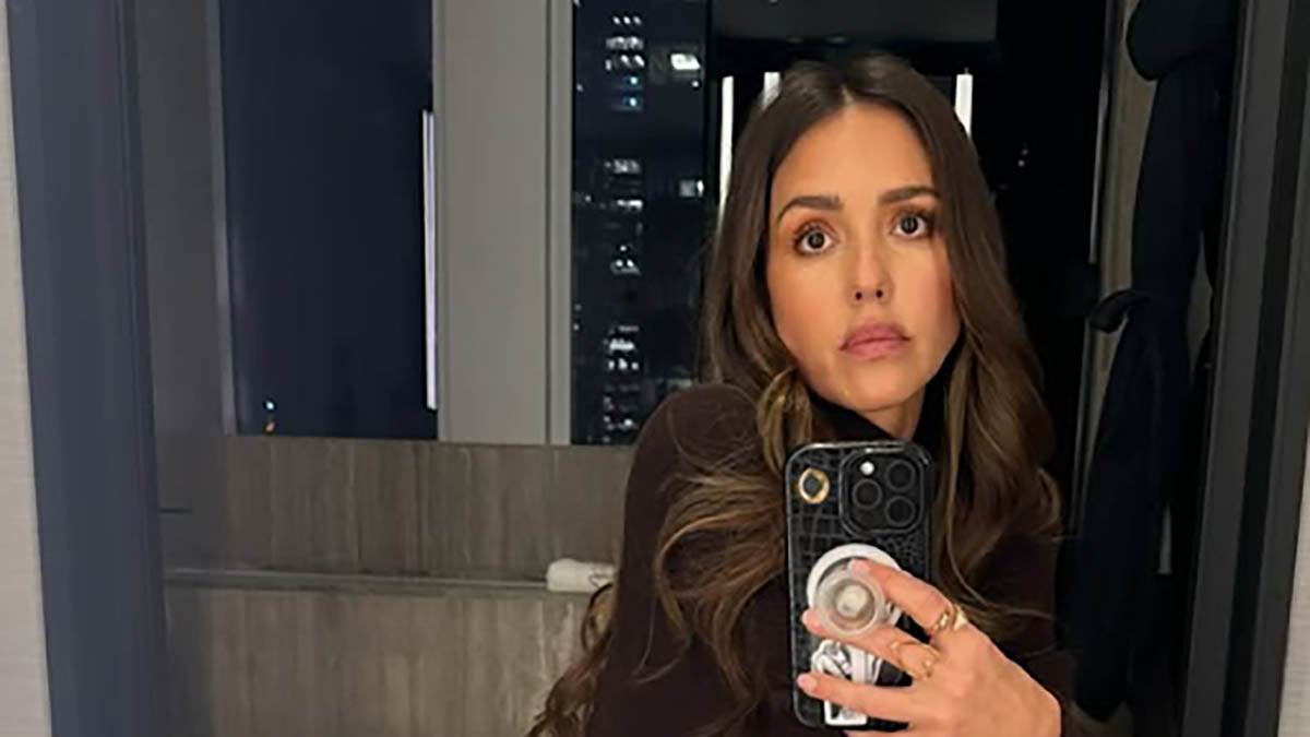  Džesika Alba na Superboulu sa kćerkama 