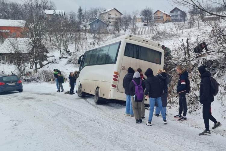  Zvornik: Autobus sa učenicima sletio u kanal 