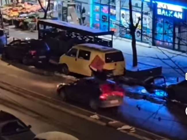  Vozili kroz Sjevernu Mitrovicu sa albanskim zastavama 