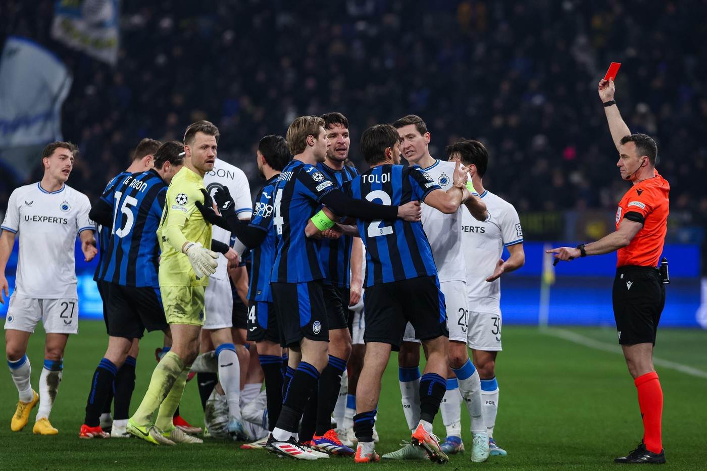  Kapiten poludio usred utakmice: Potpuni haos u Ligi šampiona, gurnuo sudiju i htio da prebije rivala 