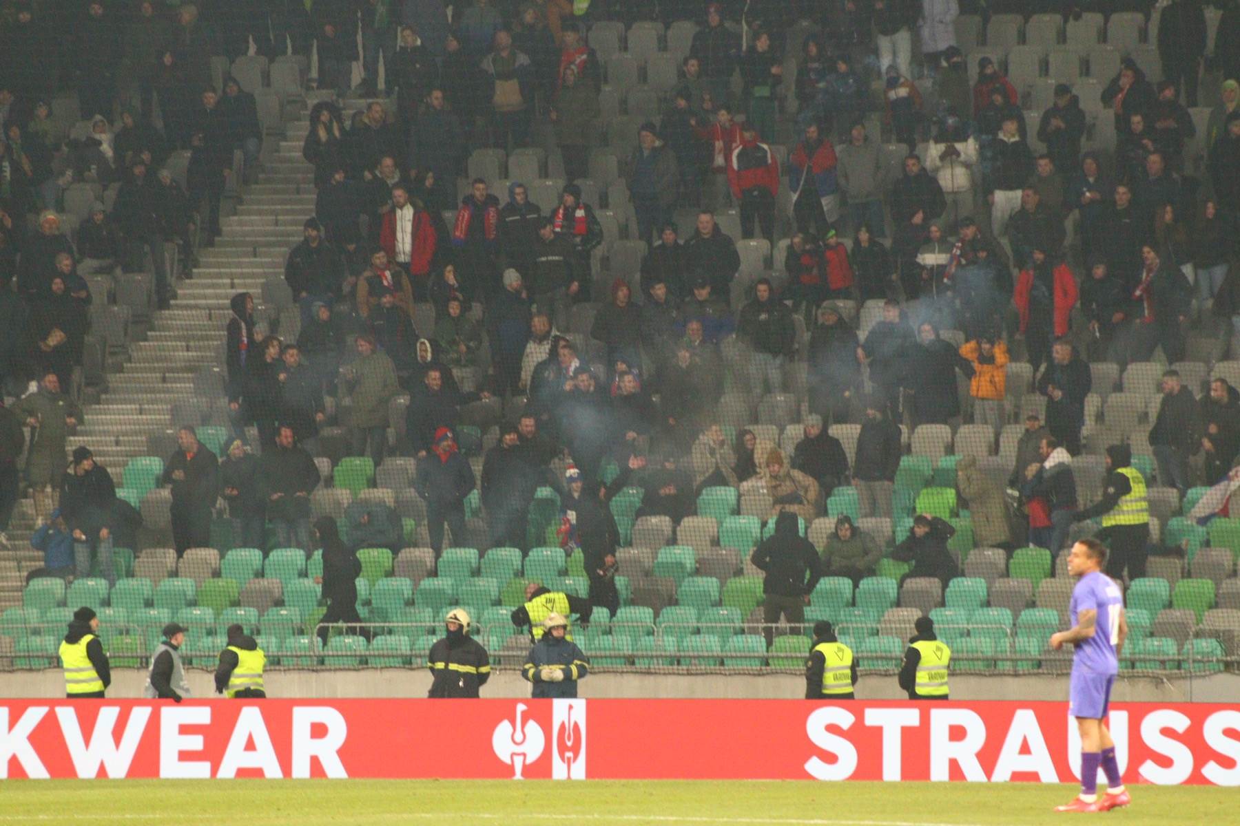  Huligansko divljanje u Ljubljani: Letjele baklje, kamenice i stolice, sudija produžio meč 20 minuta 