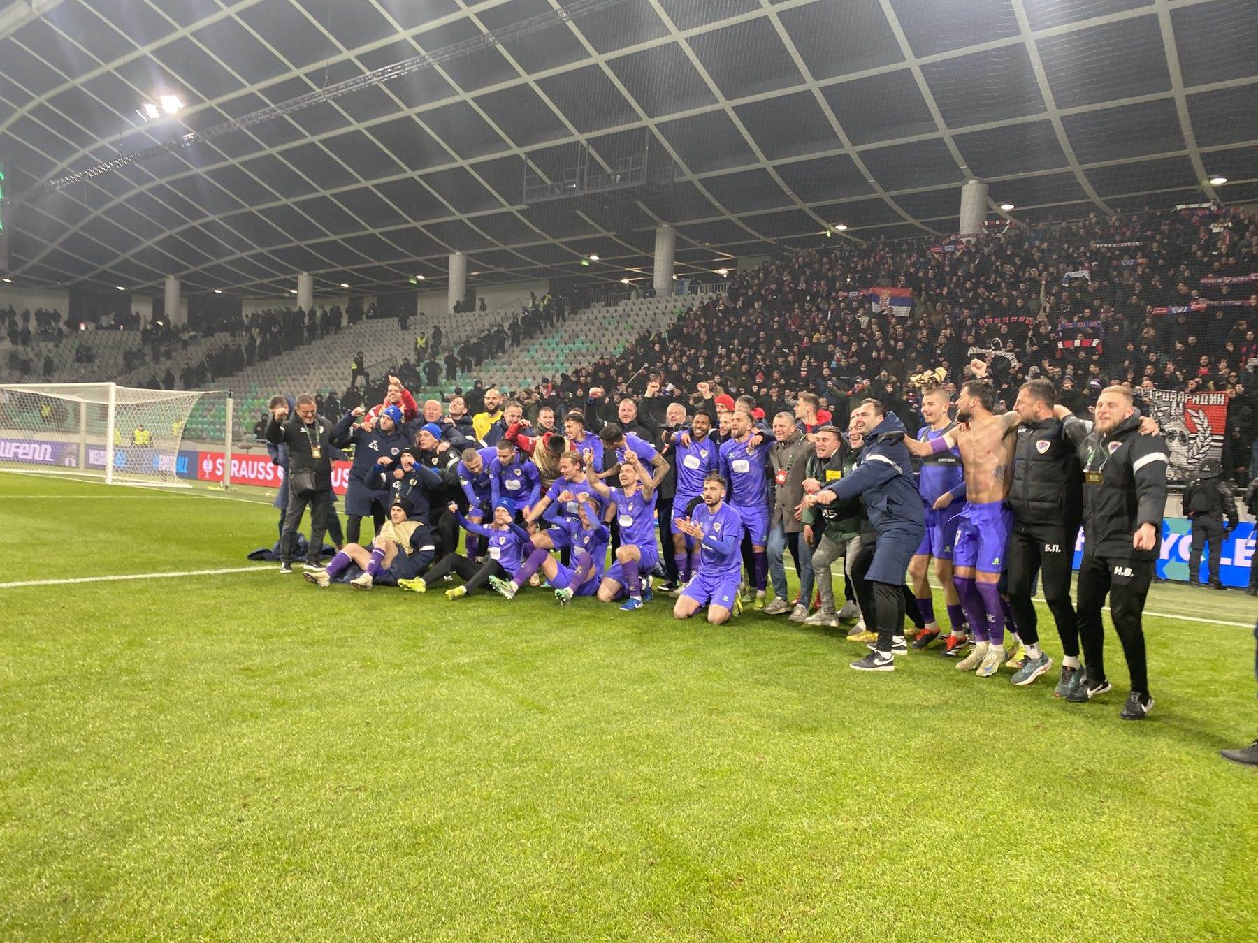 Slavlje fudbalera Borca sa navijačima u Ljubljani Slavlje fudbalera Borca sa navijačima u Ljubljani