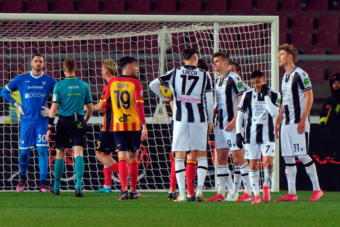  Igrači Udineze branili Lorencu Luki da izvede penal 