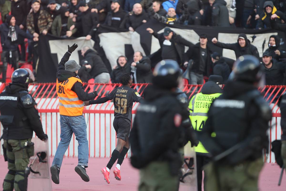 Navijači Partizana lomili stolice na stadionu Crvene zvezde Navijači Partizana lomili stolice na stadionu Crvene zvezde