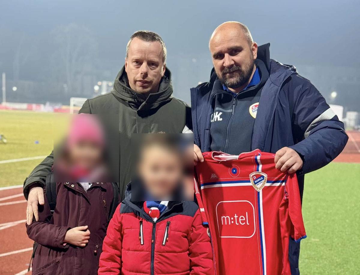  Mladen Žižović s navijačem FK Borac "razmijenio" stari dres: Jako me obradovao! 