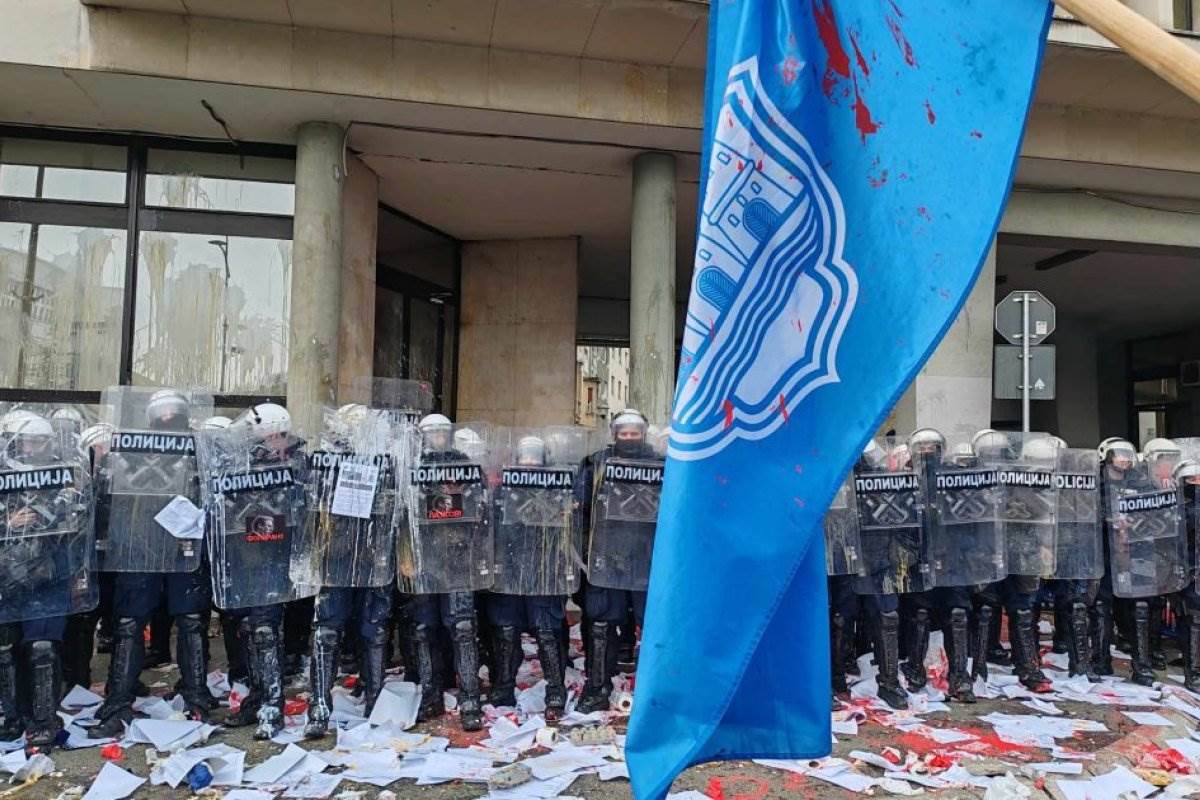 Novi gradonačelnik Novog Sada izabran uz proteste i sukobe Novi gradonačelnik Novog Sada izabran uz proteste i sukobe