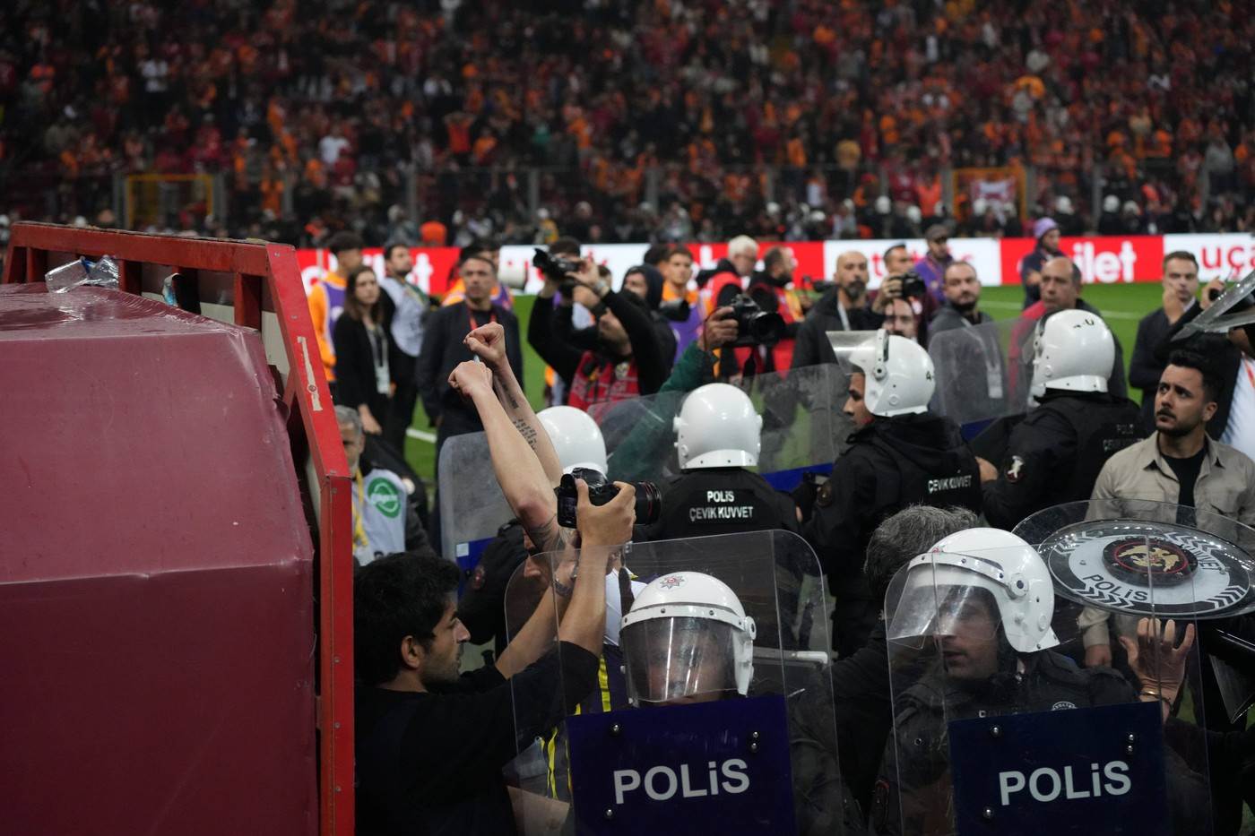  Za derbi Galatasaraj Fenerbahče angažovano 30.000 policajaca 
