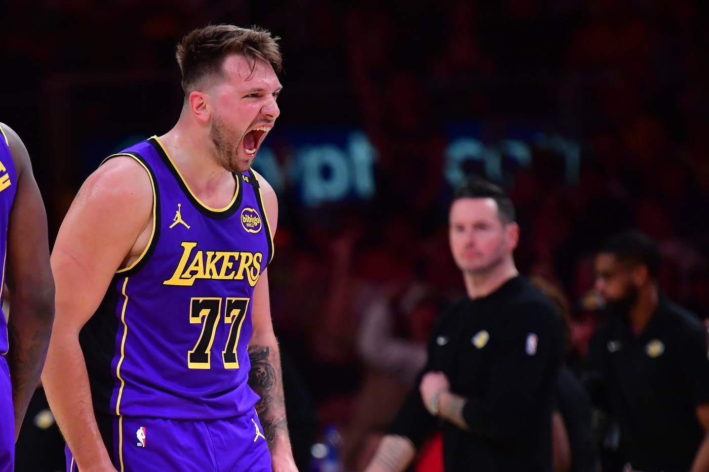 Lejkersi pobijedili Dalas zahvaljujući Lebronu Džejmsu Lejkersi pobijedili Dalas zahvaljujući Lebronu Džejmsu