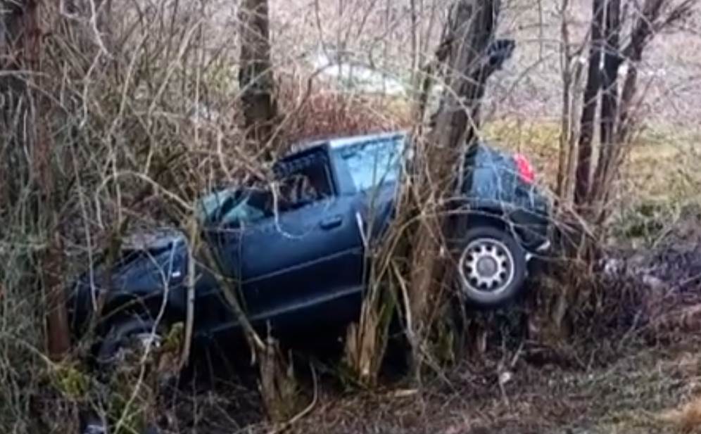 Prijedor: Automobilom se zaglavio među drveće Prijedor: Automobilom se zaglavio među drveće