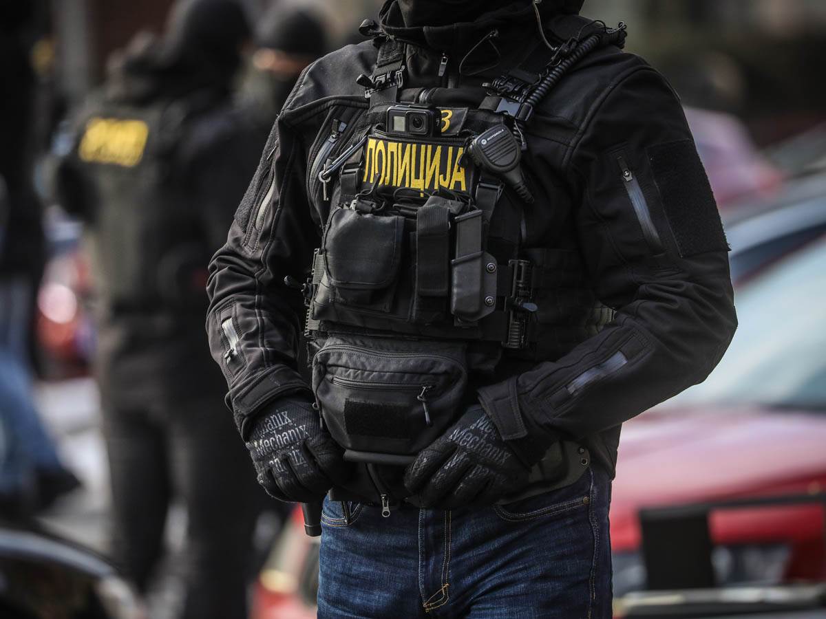 Velika akcija policije na 6 lokacija u Srbiji: Razbijene dvije kriminalne grupe, oduzeto 16,5 kg droge (VIDEO) Velika akcija policije na 6 lokacija u Srbiji: Razbijene dvije kriminalne grupe, oduzeto 16,5 kg droge (VIDEO)