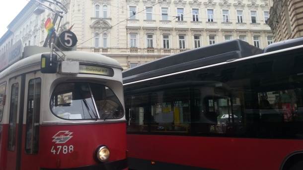  Kosovari zaratili u tramvaju, krv potekla Bečom 