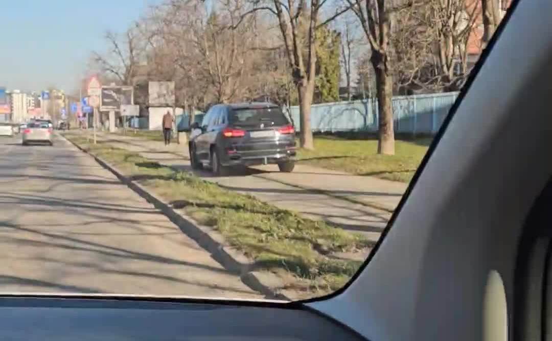 Džipom u Banjaluci vozio po trotoaru i biciklističkoj stazi Džipom u Banjaluci vozio po trotoaru i biciklističkoj stazi