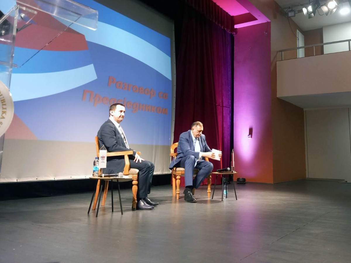 dodik u trebinju na tribini dodik u trebinju na tribini