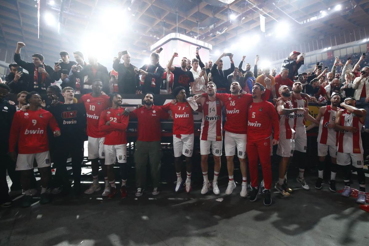  Navijači Olimpijakosa pjevali Zvezdi nakon pobjede protiv Partizana 