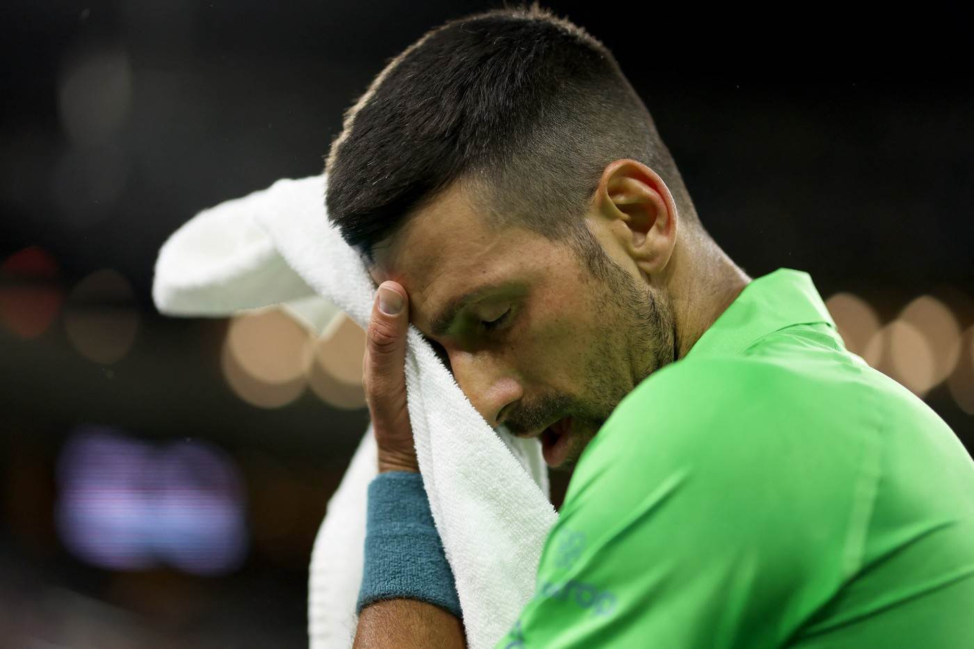 novak djokovic se zestoko muci na turniru u indijan velsu novak djokovic se zestoko muci na turniru u indijan velsu