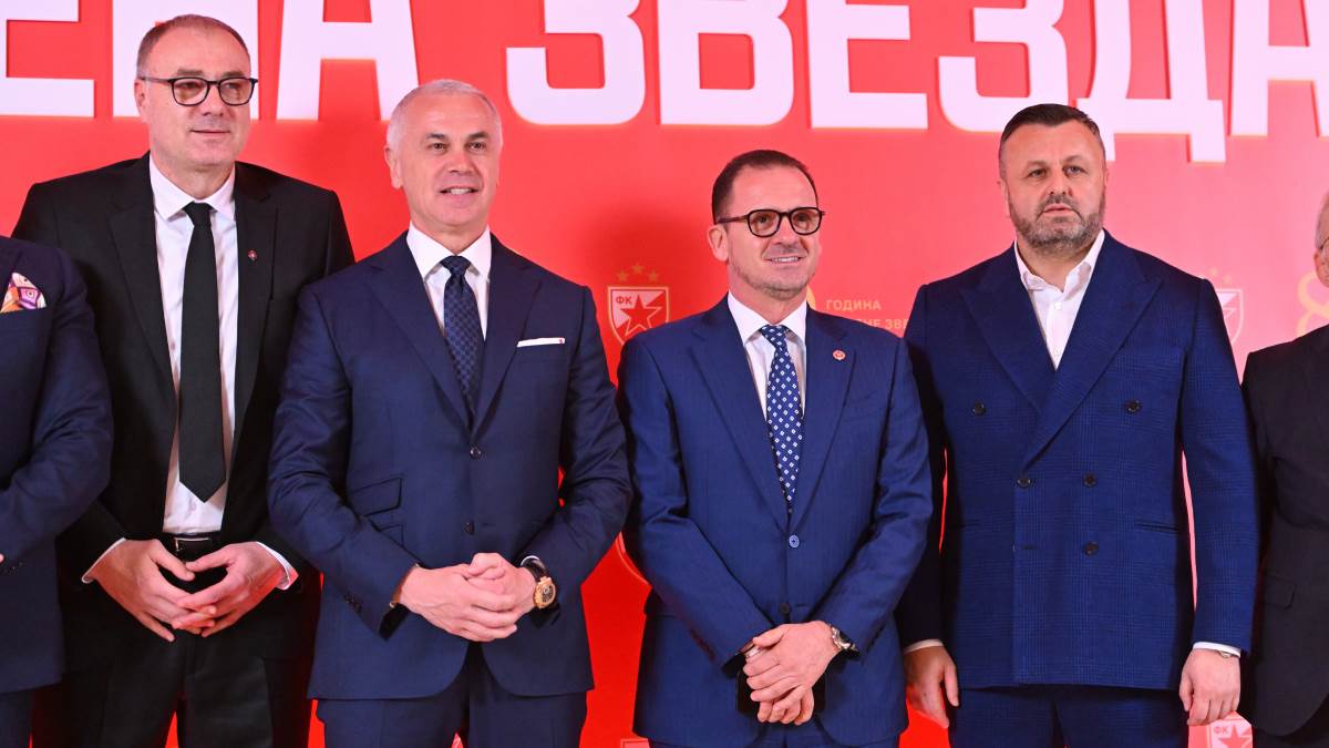 FK Crvena zvezda se zahvalila Predragu Mijatoviću FK Crvena zvezda se zahvalila Predragu Mijatoviću