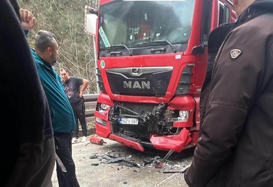 Dva kamiona se sudarila u Rekavicama kod Banjaluke Dva kamiona se sudarila u Rekavicama kod Banjaluke