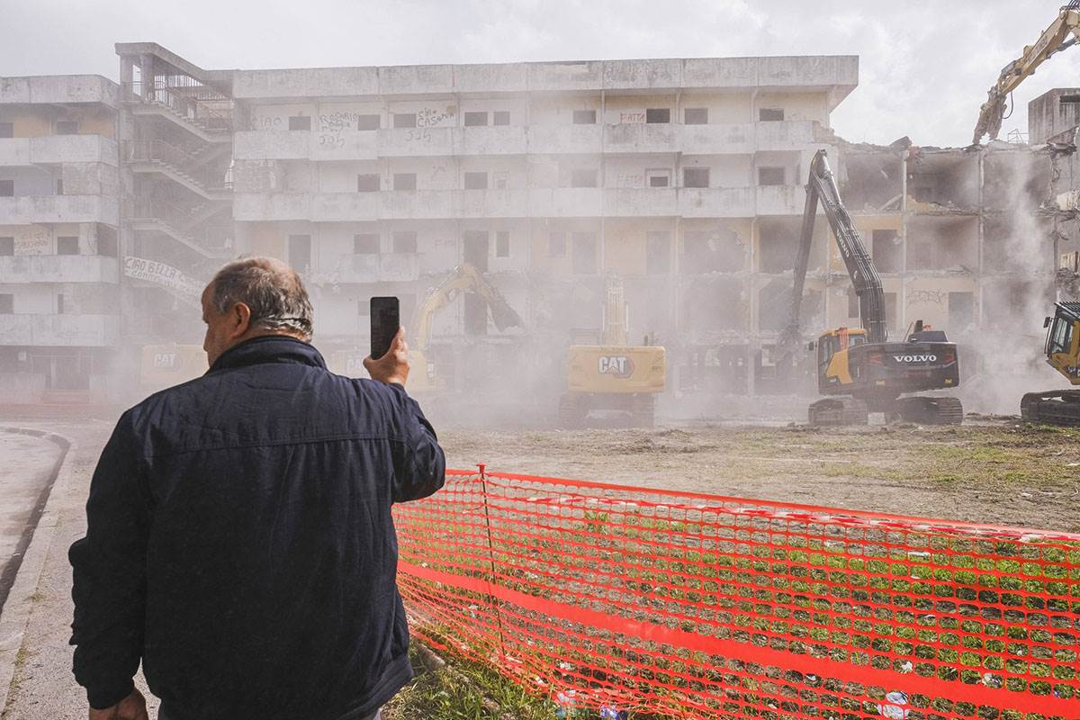 Srušen simbol napuljske mafije iz serije "Gomora": Ovdje je bio epicentar kriminala, zatvara se mračno poglavlje Srušen simbol napuljske mafije iz serije "Gomora": Ovdje je bio epicentar kriminala, zatvara se mračno poglavlje