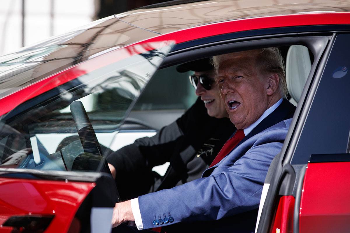  Tramp kupio crveni Tesla automobil i hvalio se na mrežama 