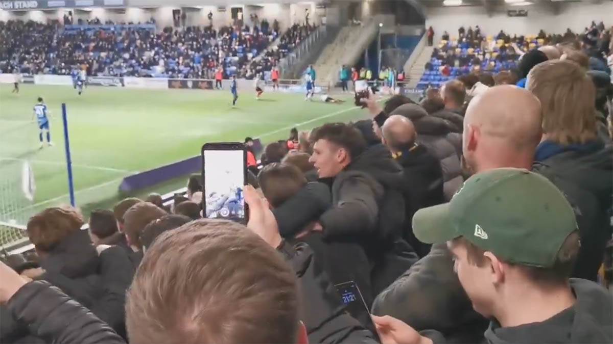 Navijači PSV-a na utakmici četvrte lige Engleske Navijači PSV-a na utakmici četvrte lige Engleske