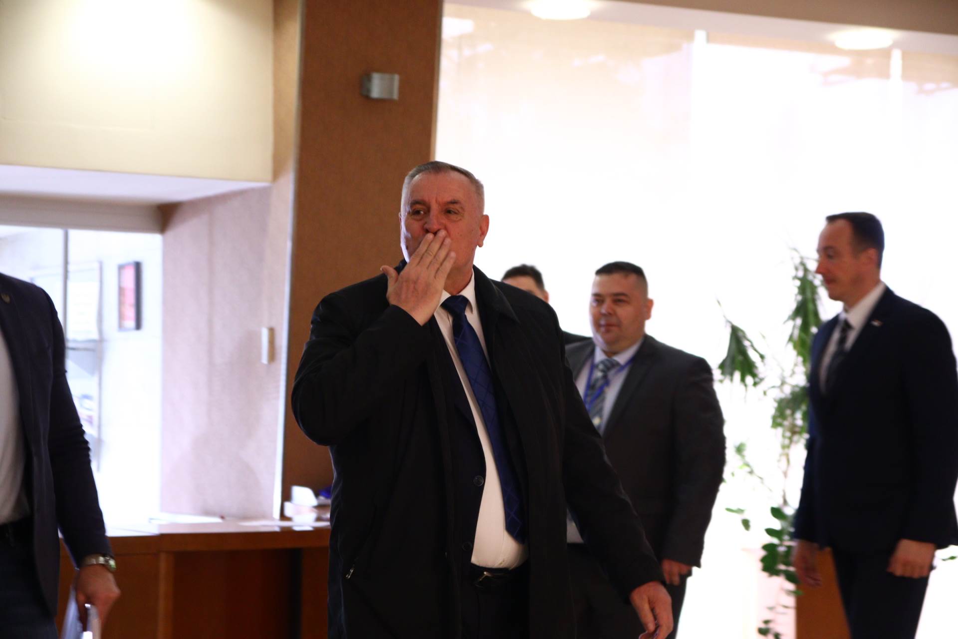   Višković slao poljupce novinarima  