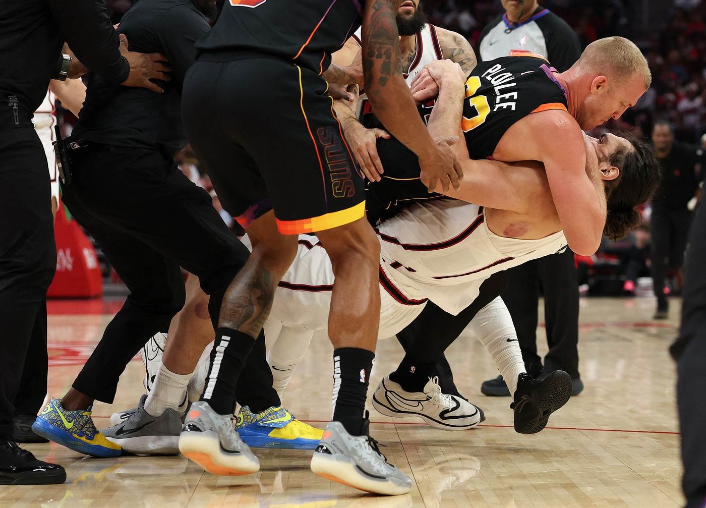 tuca u nba ligi na mecu finiksa i hjustona tuca u nba ligi na mecu finiksa i hjustona