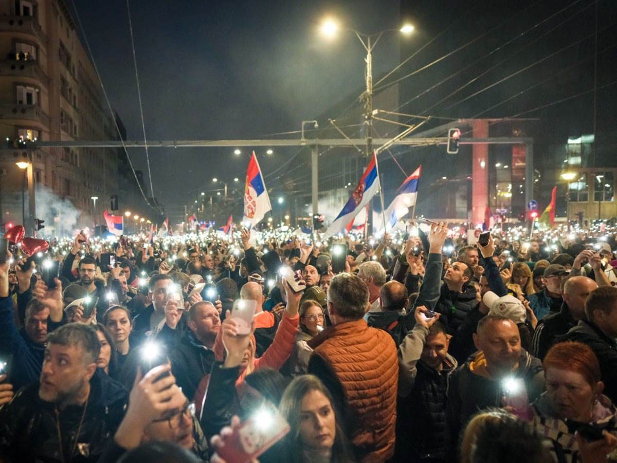 Dragan Vasiljević o zvučnom topu na održanim protestima u Beogradu Dragan Vasiljević o zvučnom topu na održanim protestima u Beogradu