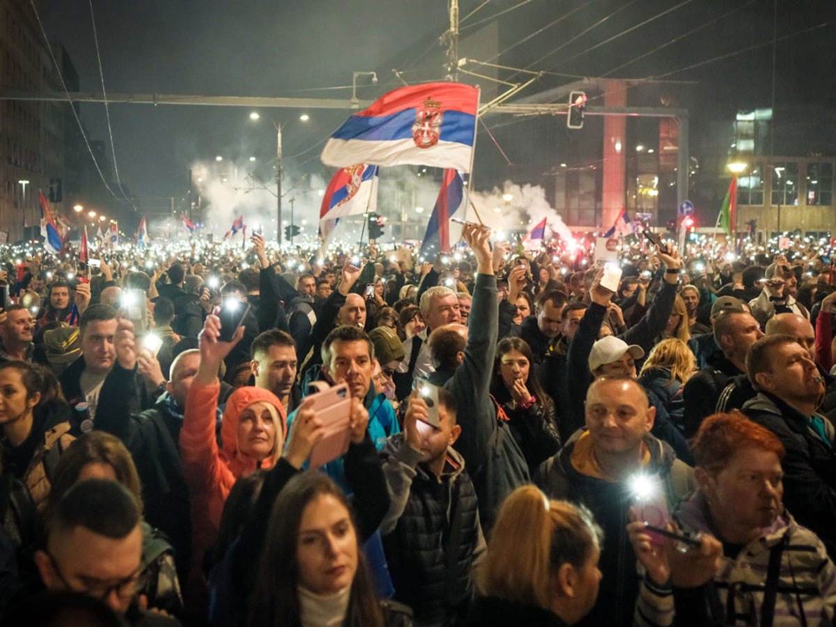Policajac potvrdio da je na protestima bio zvučni top Policajac potvrdio da je na protestima bio zvučni top