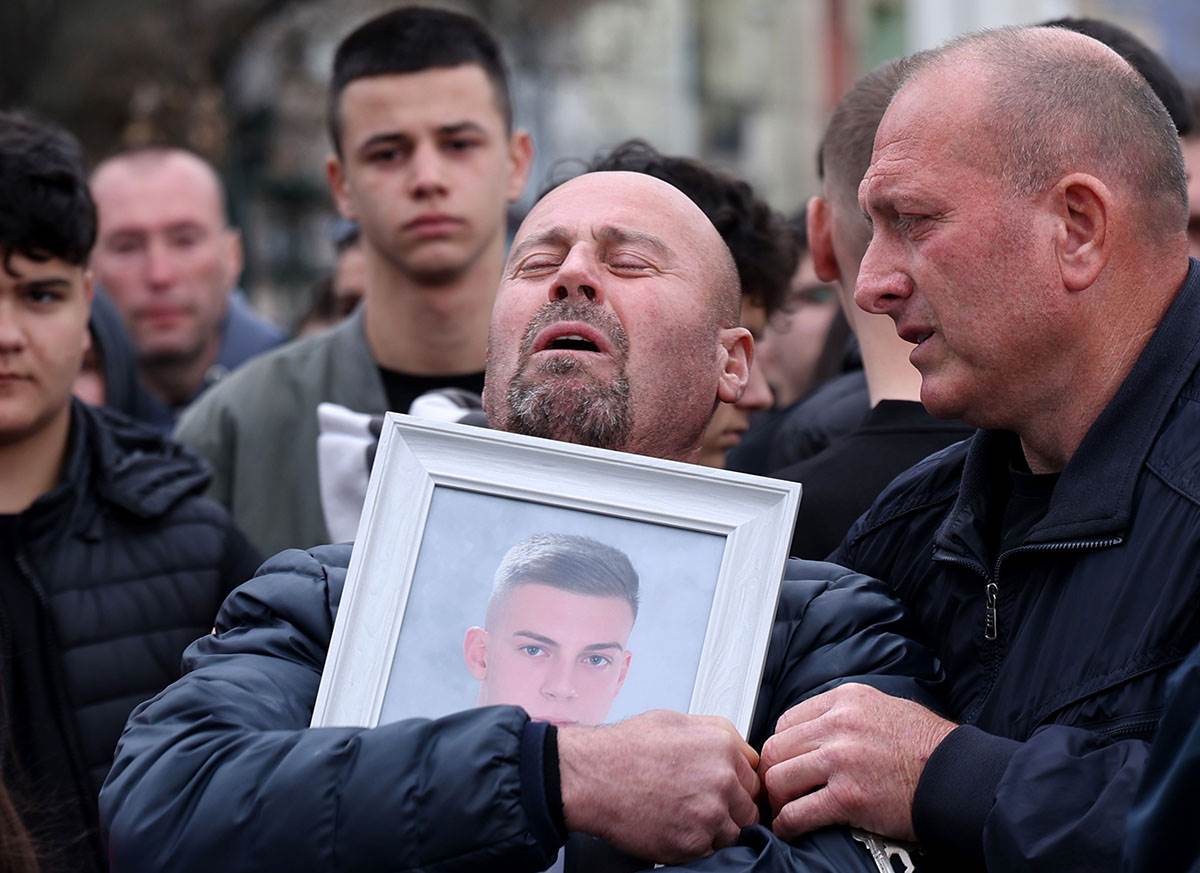 Protest stanovnika Kočana zbog tragedije u diskoteci Protest stanovnika Kočana zbog tragedije u diskoteci