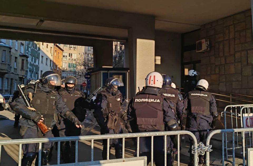 Studenti pokušali da blokiraju Skupštinu Novi Sad Studenti pokušali da blokiraju Skupštinu Novi Sad