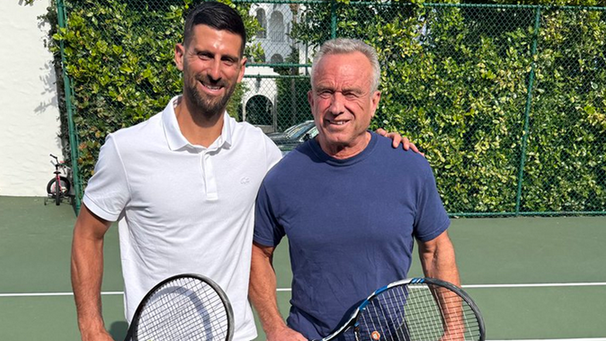 "Prvi u tenisu. Prvi u hrabrosti": Novak Đoković zaigrao u Majamiju sa političarem Robertom Kenedijem "Prvi u tenisu. Prvi u hrabrosti": Novak Đoković zaigrao u Majamiju sa političarem Robertom Kenedijem