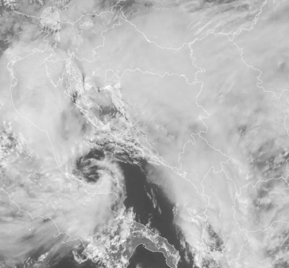 Meteorolozi: Intenzivne padavine u narednim satima, ciklon donosi obilne kiše (FOTO) Meteorolozi: Intenzivne padavine u narednim satima, ciklon donosi obilne kiše (FOTO)