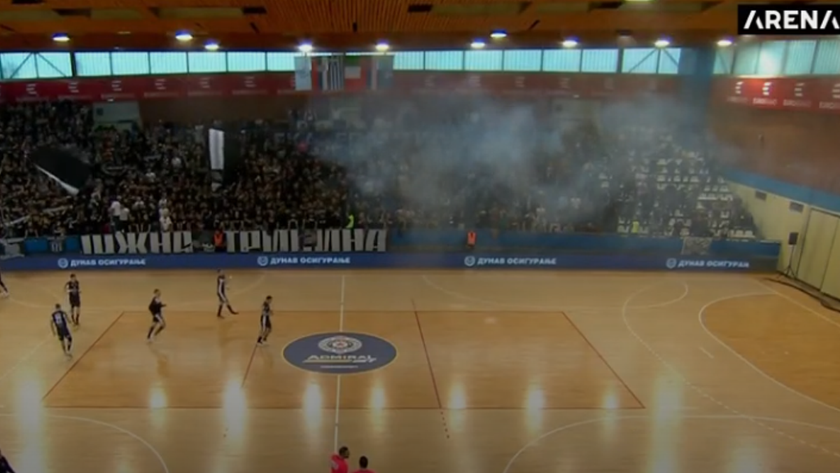  prekinut mec partizana sa aekom zbog navijaca 