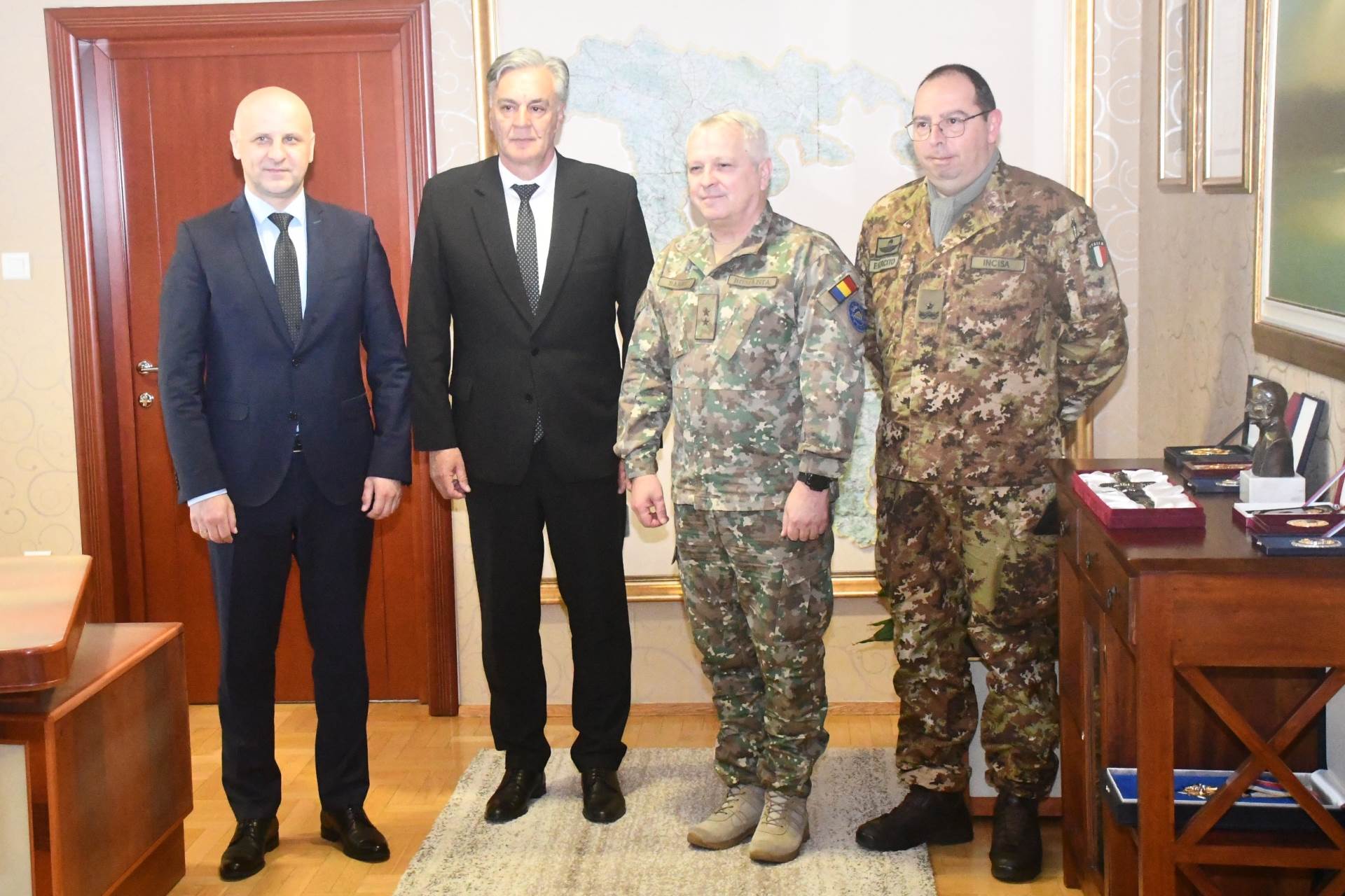 Sastanak u MUP-u RS: "Saradnja sa EUFOR-om se nastavlja, politička situacija ne utiče na bezbjednost" Sastanak u MUP-u RS: "Saradnja sa EUFOR-om se nastavlja, politička situacija ne utiče na bezbjednost"