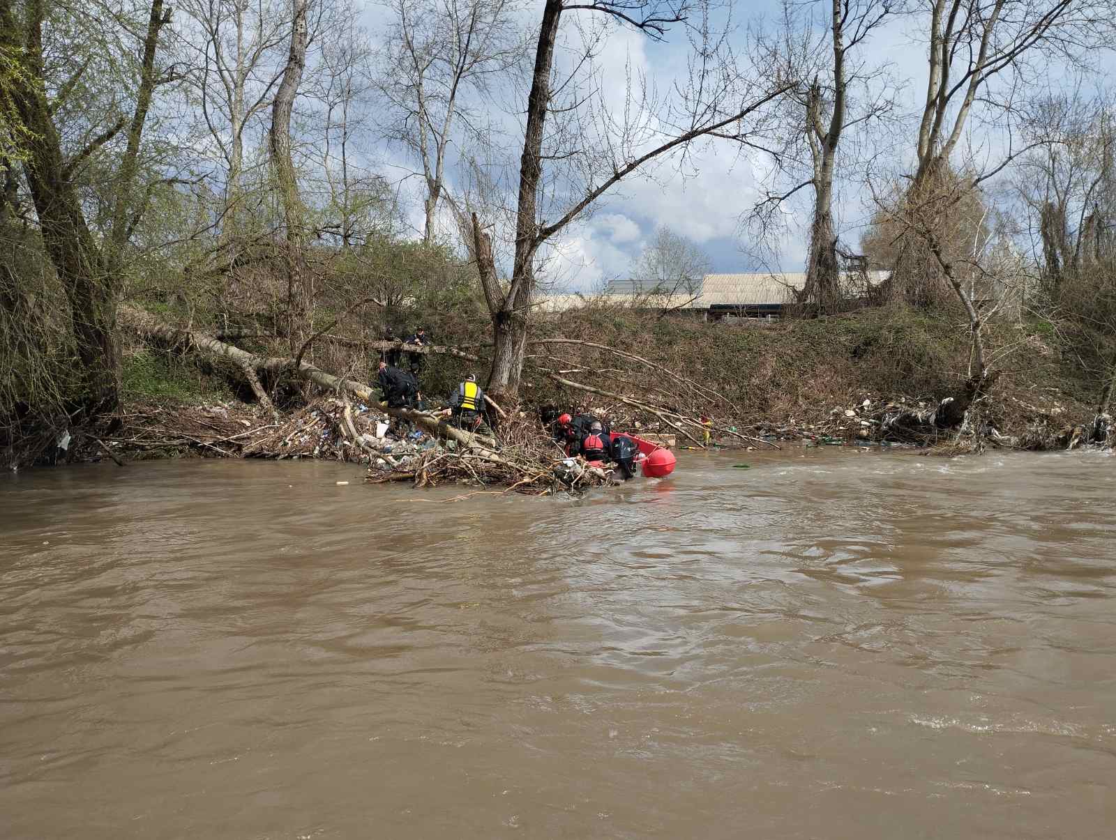  Nastavlja se potraga za policajcem i bjeguncem nestalim u rijeci Jali 