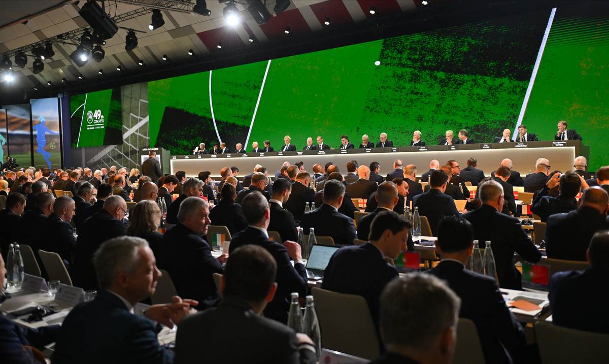  fss uklonio zastavu kosova iz sava centra u beogradu 